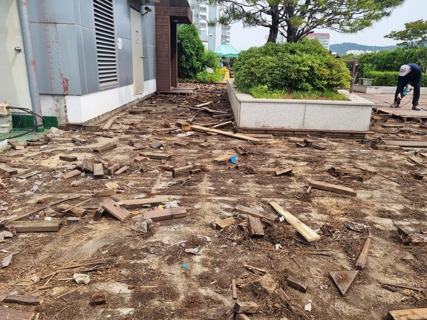 옥상정원 노후 데크 철거 7