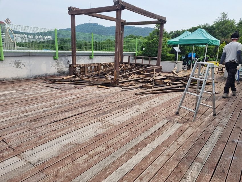 옥상정원 노후 데크 철거 11