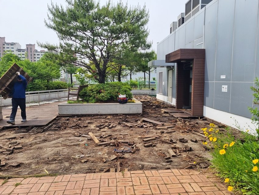 옥상정원 노후 데크 철거 시공 사진