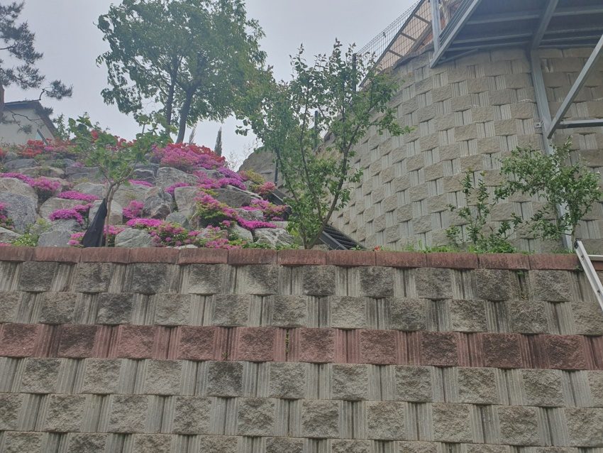 천안 단독주택 경사 마당 데크 · 울타리 1