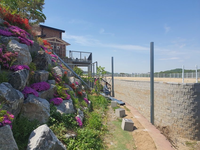 천안 단독주택 경사 마당 데크 · 울타리 3
