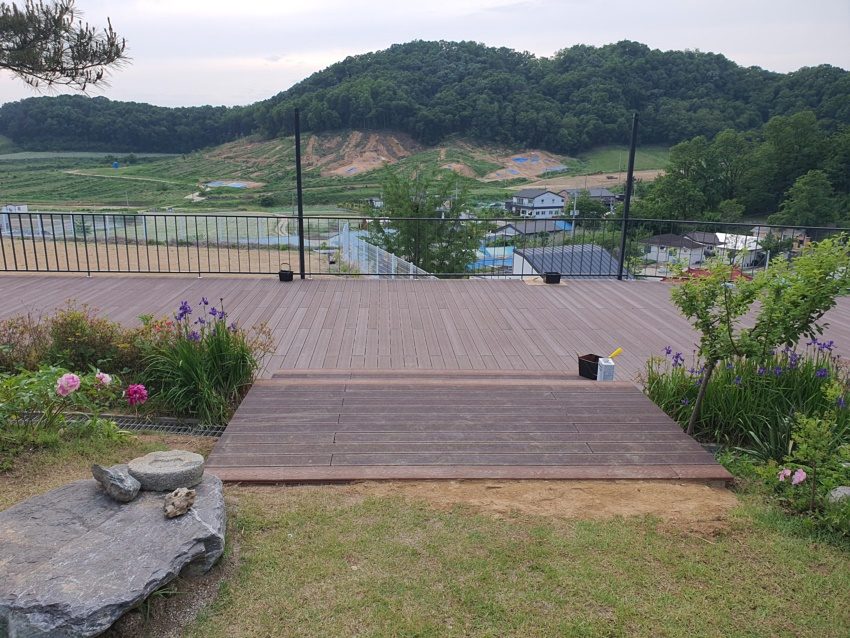 천안 단독주택 경사 마당 데크 · 울타리 10