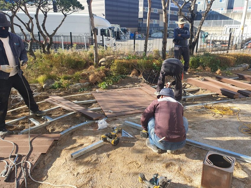 요양병원 마당 산책 데크 3