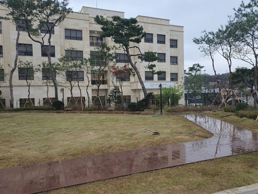 요양병원 마당 산책 데크 시공 사진