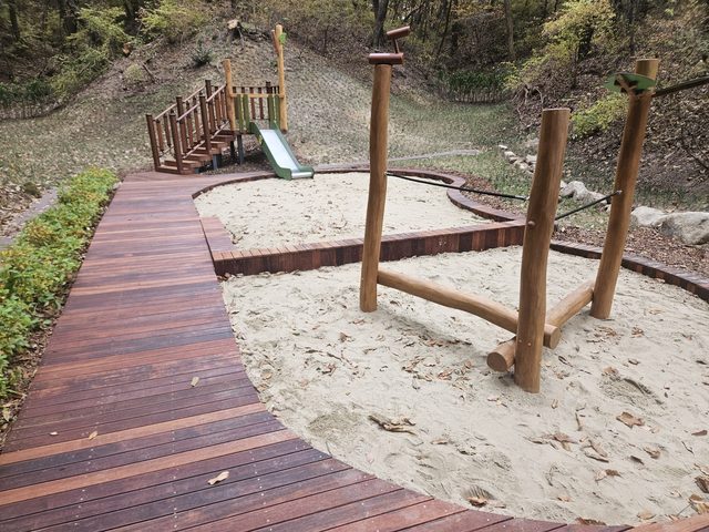 국립4·19민주묘지 곡선 산책 데크 시공 사진