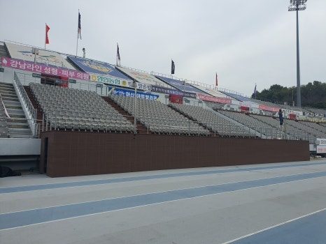 체육관 무대 단상 설치 업체 합성목재 데크로 깔끔하게 사진